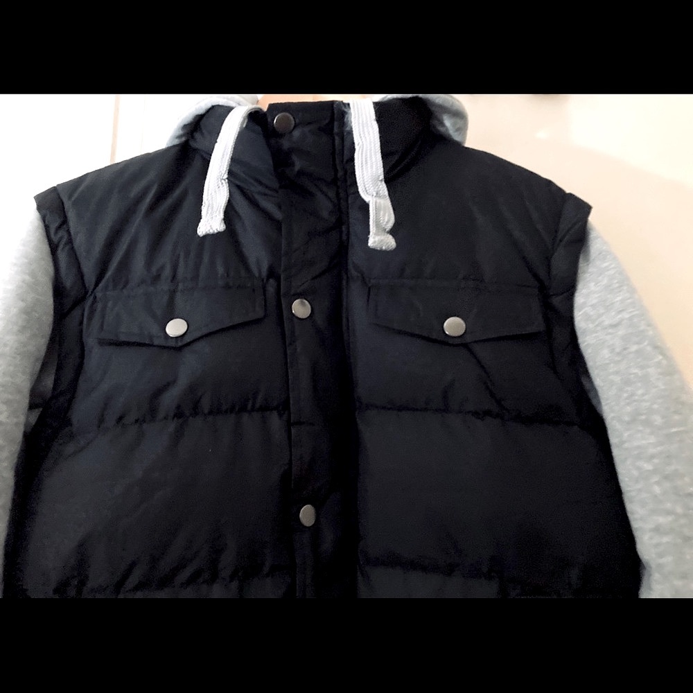 🆕 US ICON puffy Black Vested Jacket w/ Gray sweatpant material sleeves & hood - Picture 6 of 15